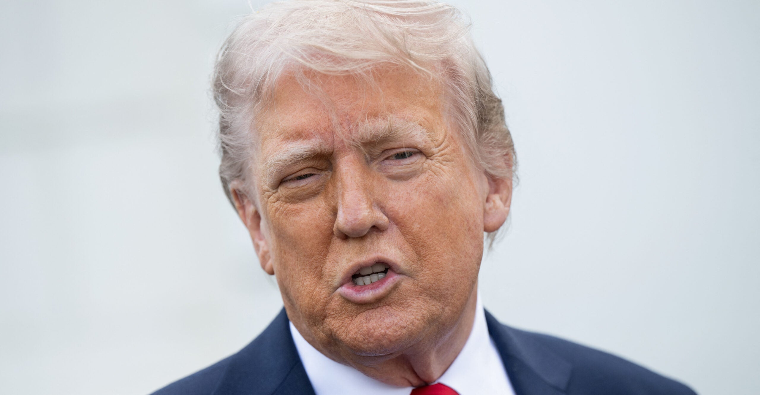 Trump to Pay for Pair of 100-Foot Flagpoles for White House Lawn