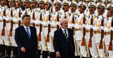 Xi Jinping and Ignacio Lula d Silva in front of Chinese soldiers