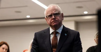 Minnesota Governor Tim Walz looks on, as he visits Columbus, Ohio, U.S., April 6, 2025. REUTERS/Megan Jelinger