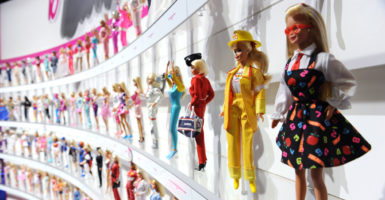 poljoprivrednici Povećati Medicinska škola  Mattel Releases Gender-Neutral Barbies in Efforts to Be 'More Inclusive'