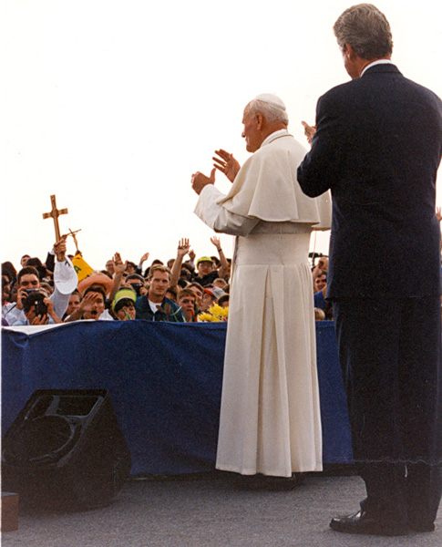 John Paul II’s 1998 visit was barely two days long. He visited St. Louis and President Clinton met him there. Here they greet the citizens of Colorado during the Pope’s 1993 visit. (Photo: Robert McNeely/National Archives)