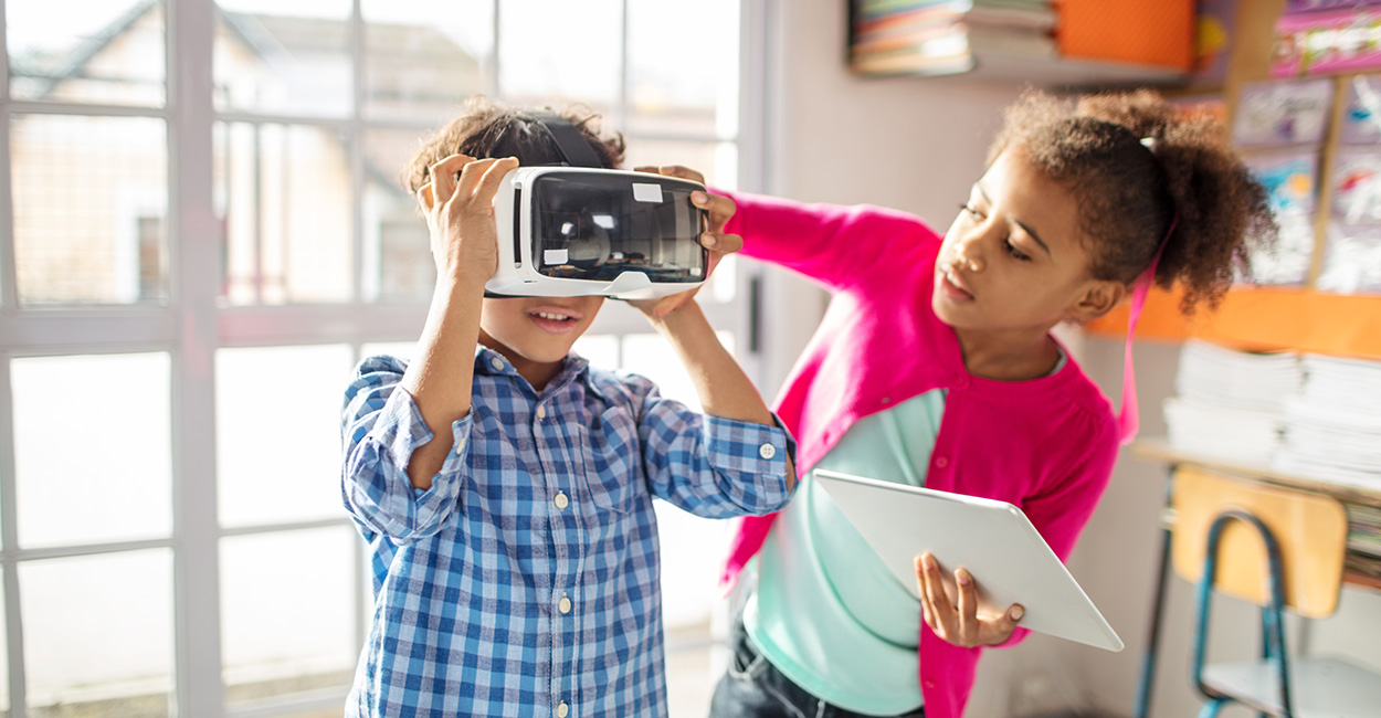 New School Model Combines Virtual Reality With Classical Education