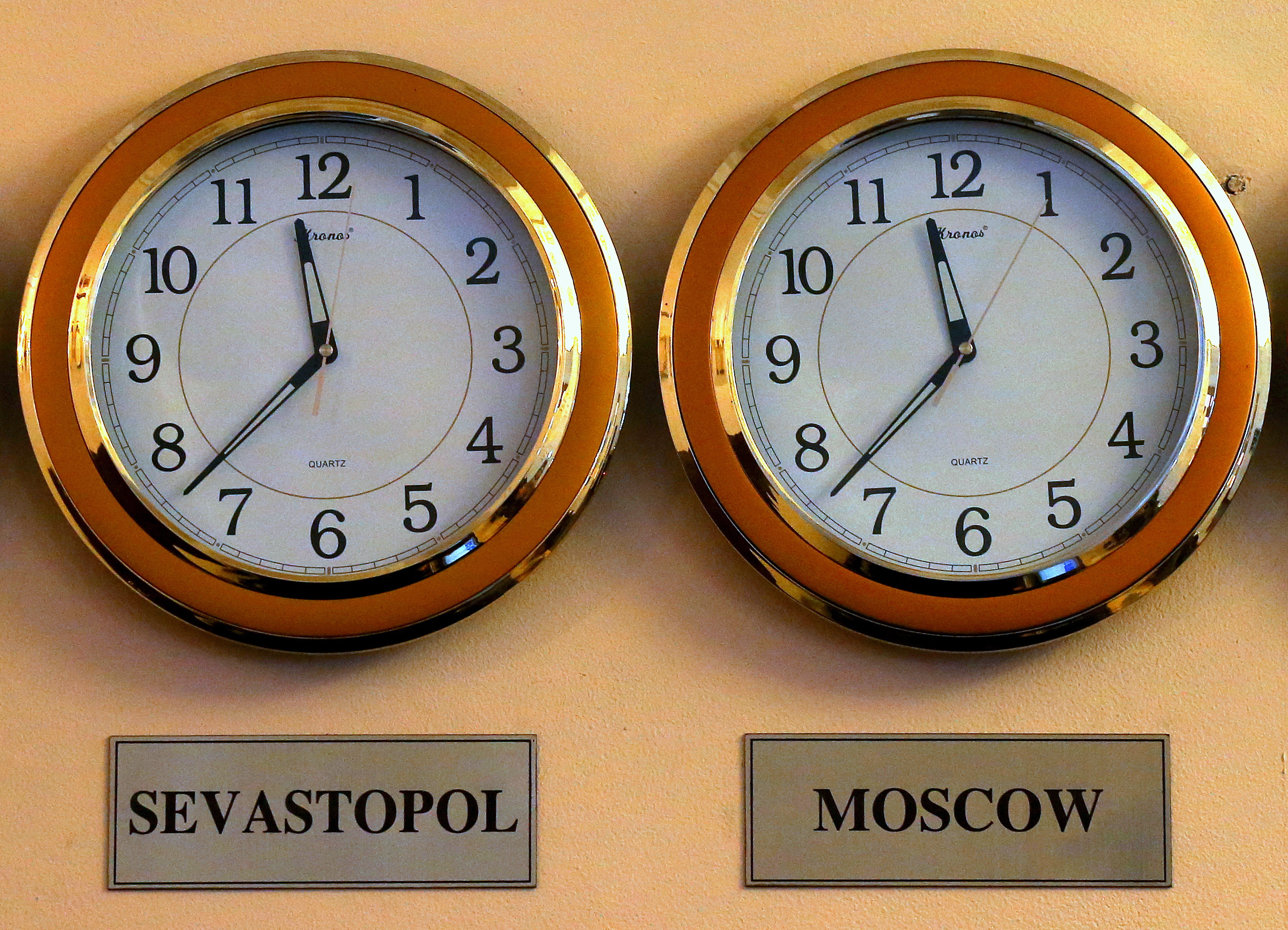 Переведи часы на московской